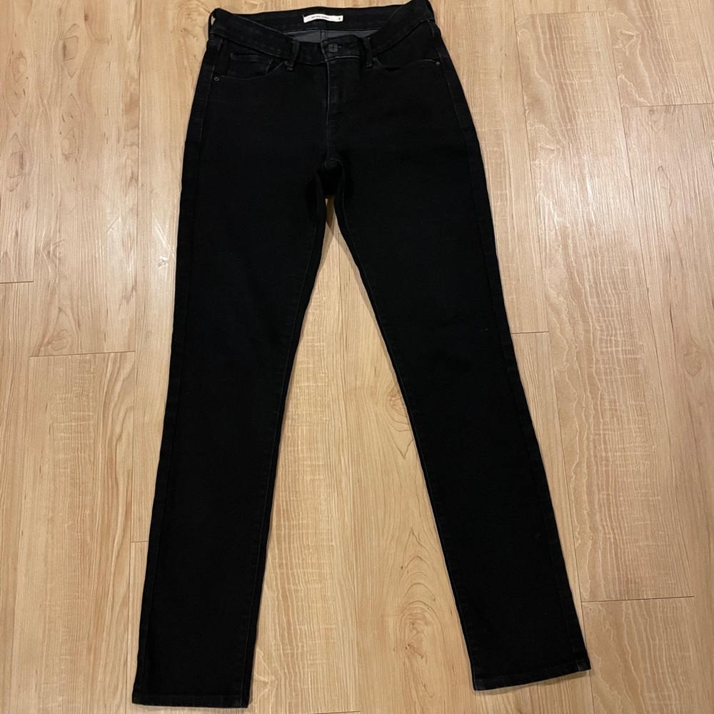 Black Mid rise Levi’s